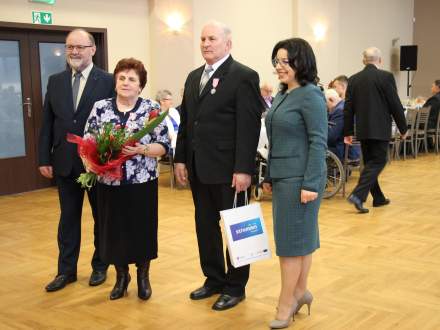 Wręczono medale za długoletni staż małżeński